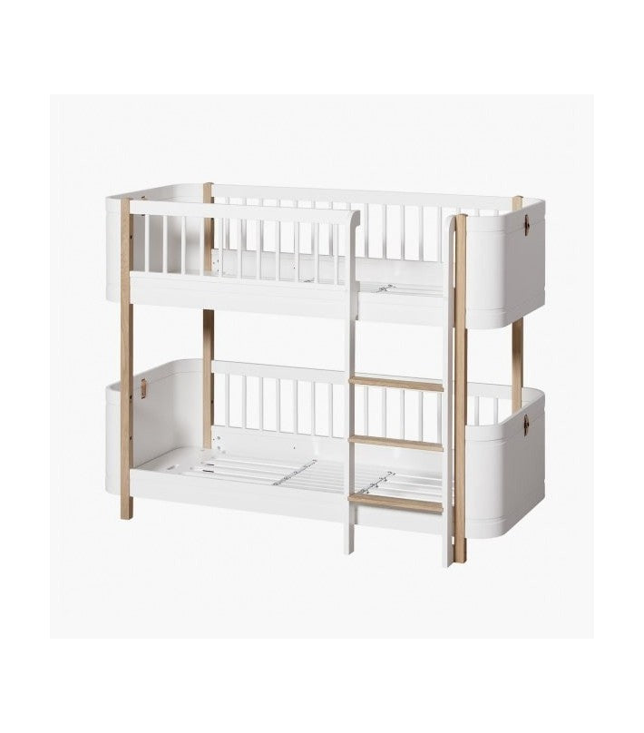 WOOD MINI+ LOW BUNK BED, WHITE/OAK en roble de Oliver Furniture - ambiente | Nomad Interiors