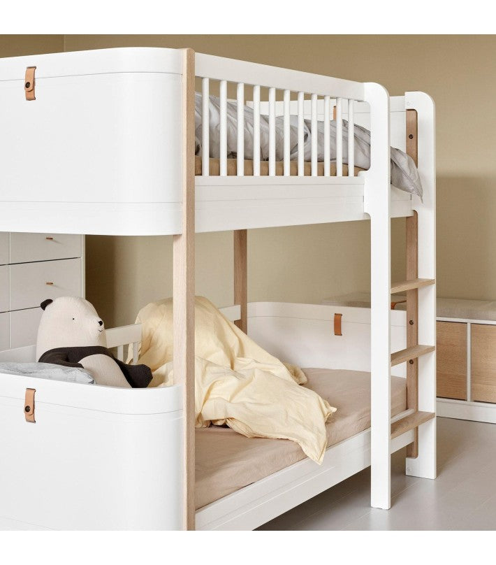 WOOD MINI+ LOW BUNK BED, WHITE/OAK en roble de Oliver Furniture - vista lateral | Nomad Interiors