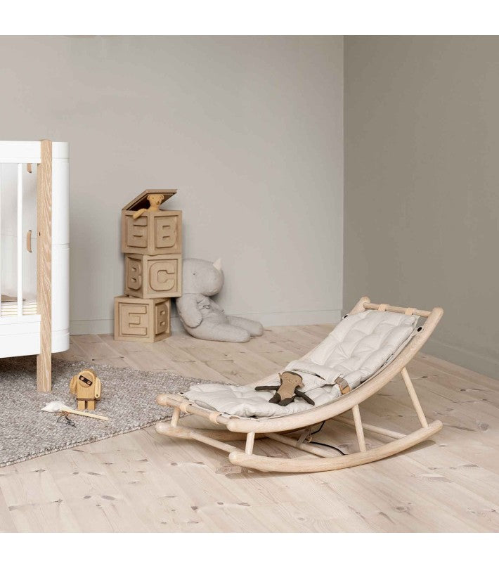 Oak Baby & Toddler Rocker Blanco en algodón y roble de Oliver Furniture - ambiente | Nomad Interiors