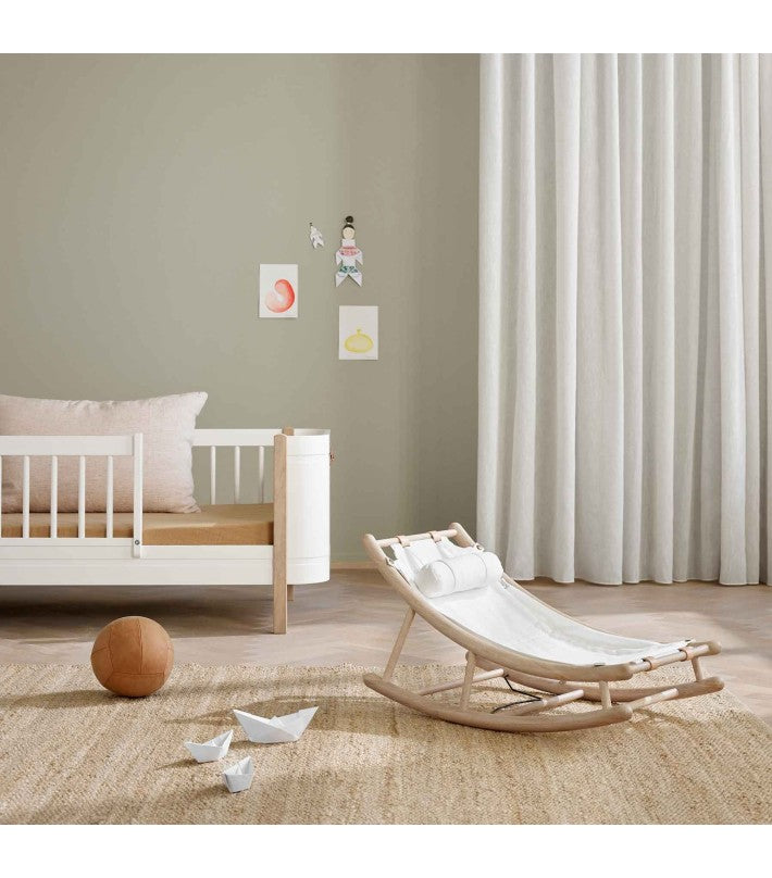 Oak Baby & Toddler Rocker Blanco en algodón y roble de Oliver Furniture - vista lateral | Nomad Interiors
