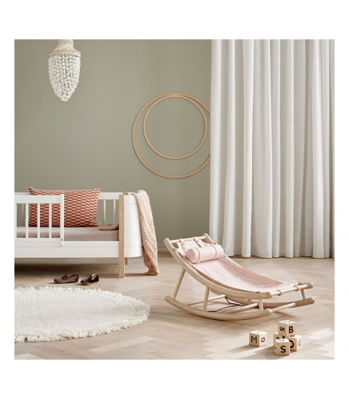 Oak Baby Rocker Rosa en algodón y roble de Oliver Furniture - vista lateral | Nomad Interiors