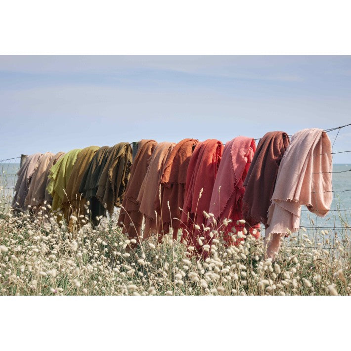 Plaid Cashemire Blush de Maison de Vacances - vista lateral | Nomad Interiors