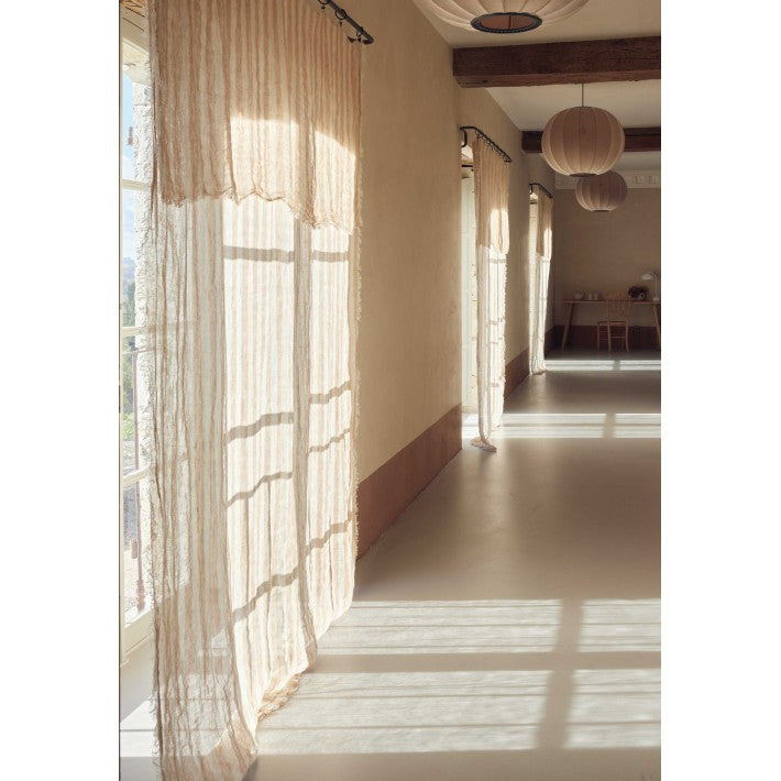 Plaid Vice Versa  Washed Linen Bayadere Havane en lino de Maison de Vacances - vista lateral | Nomad Interiors