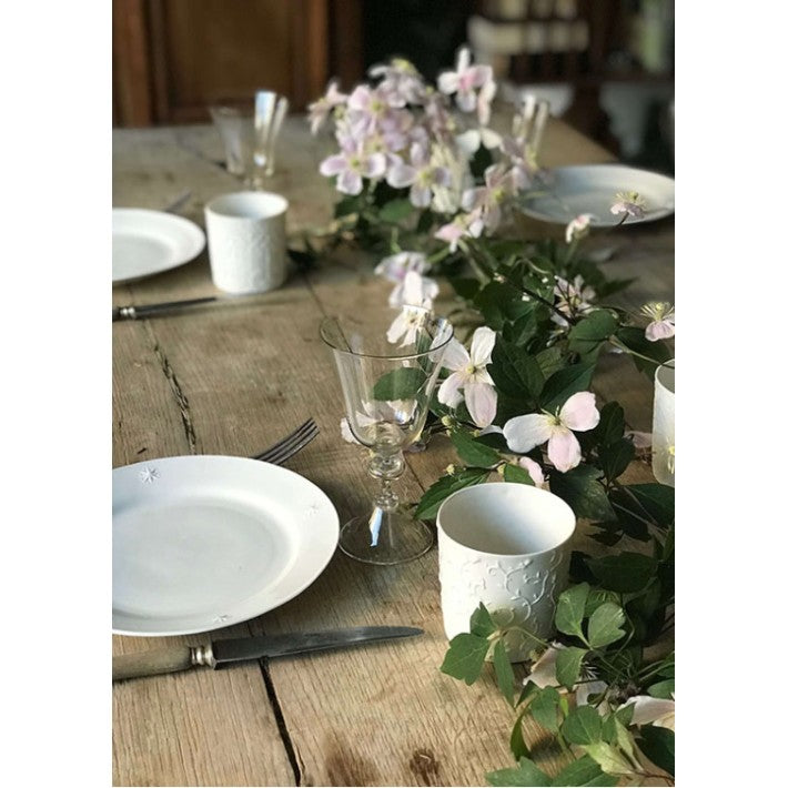 Plato de postre Etoile en lana y porcelana de Alix D. Reynis - ambiente | Nomad Interiors