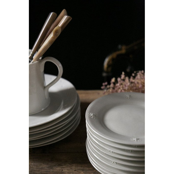 Plato de postre Etoile en lana y porcelana de Alix D. Reynis - detalle | Nomad Interiors