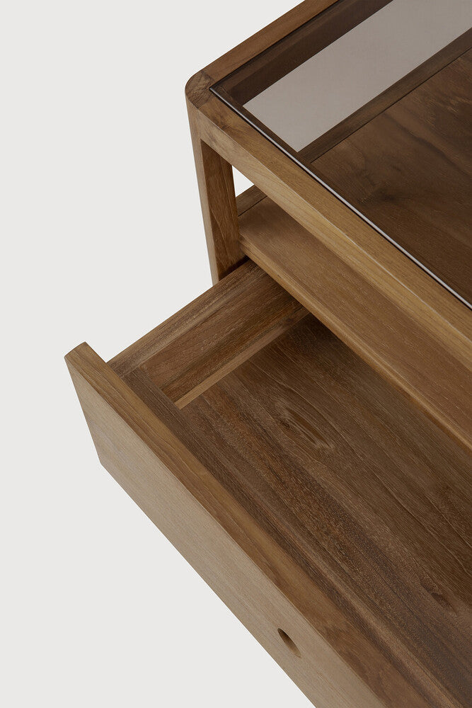 Mesita de Noche Spindle Teca en roble y vidrio de Ethnicraft - vista 6 | Nomad Interiors