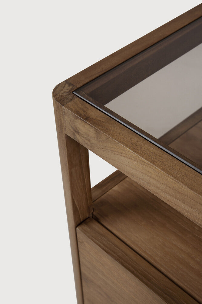 Mesita de Noche Spindle Teca en roble y vidrio de Ethnicraft - vista 7 | Nomad Interiors