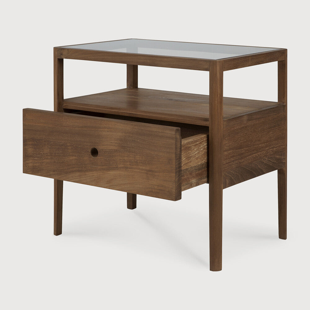 Mesita de Noche Spindle Teca en roble y vidrio de Ethnicraft - ambiente | Nomad Interiors