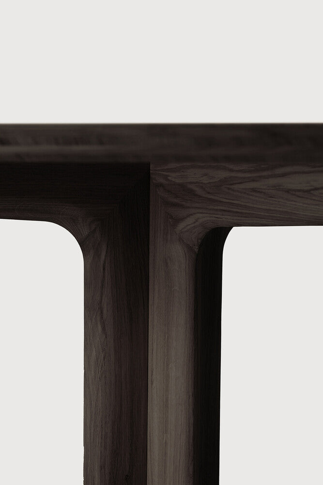 Mesa de comedor Corto en roble marrón de Ethnicraft - textura | Nomad Interiors