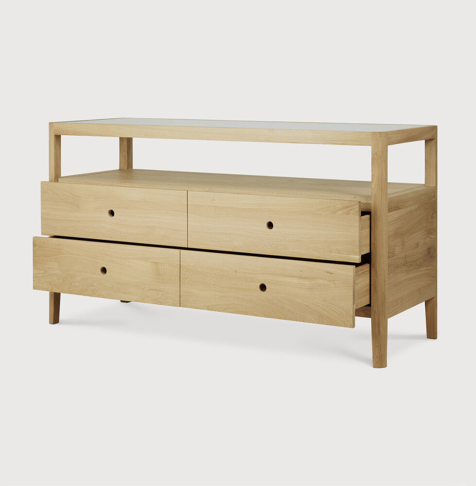 Cómoda Spindle en roble de Ethnicraft - ambiente | Nomad Interiors