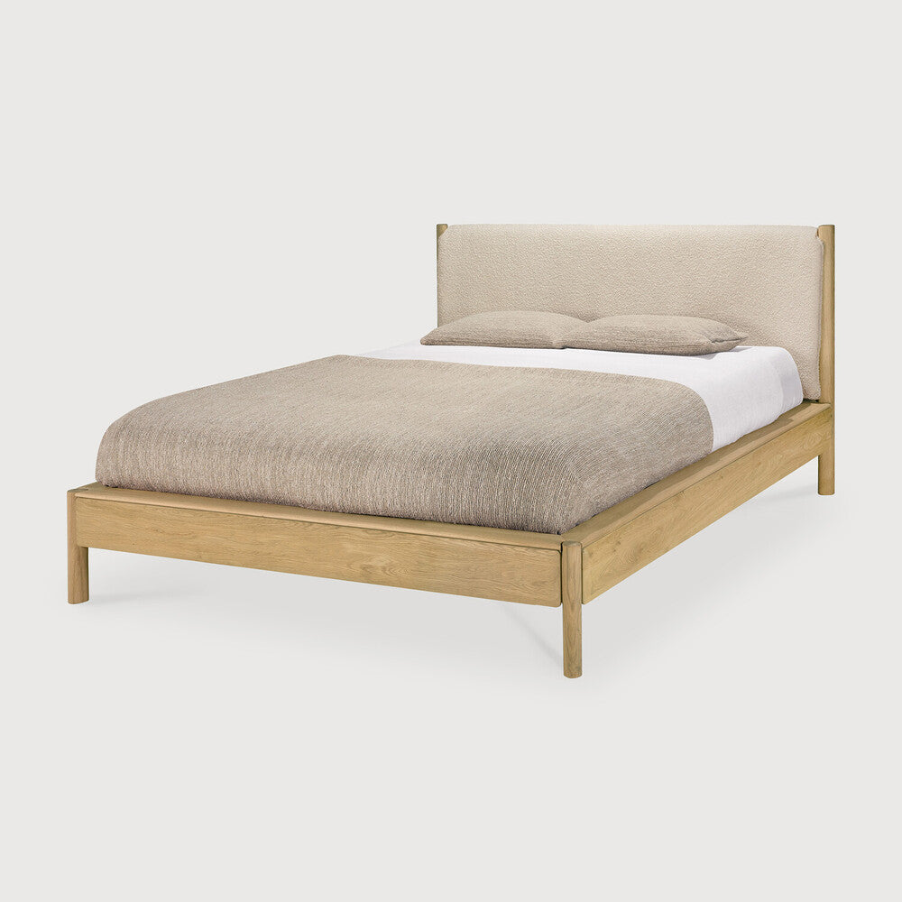 Cama PI – Roble macizo & cabecero tapizado de Ethnicraft - vista 11 | Nomad Interiors