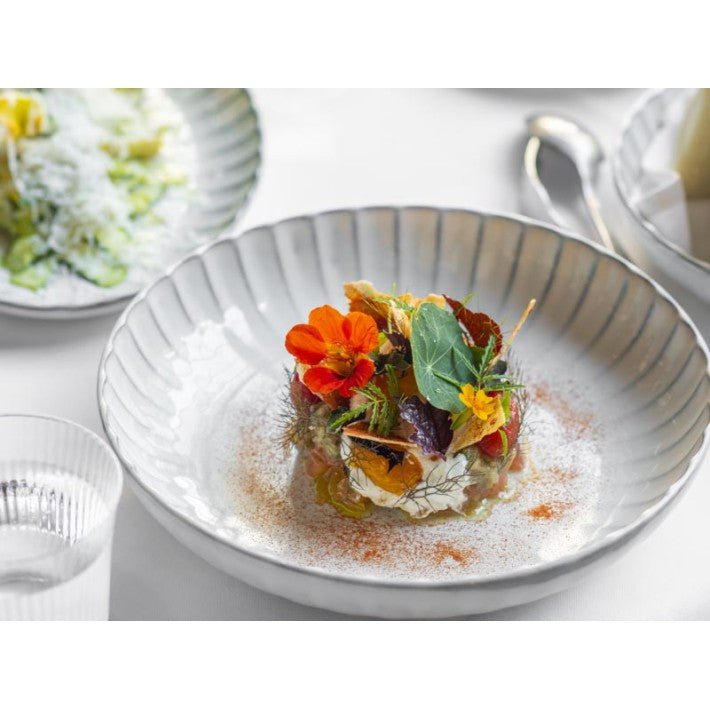 Serving Bowl M Blanco Inku en piedra de Serax - ambiente | Nomad Interiors
