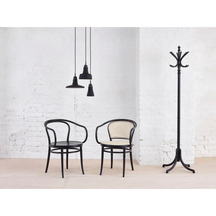 Silla 33 Arms en madera de TON - ambiente | Nomad Interiors