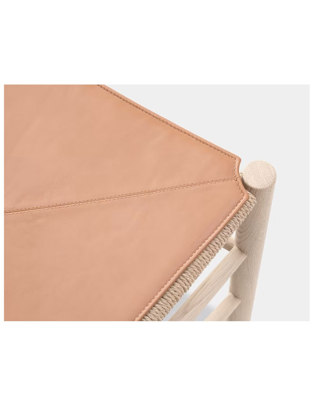 Cojín para J39 Mogensen Chair en cuero y piel de Fredericia - vista lateral | Nomad Interiors