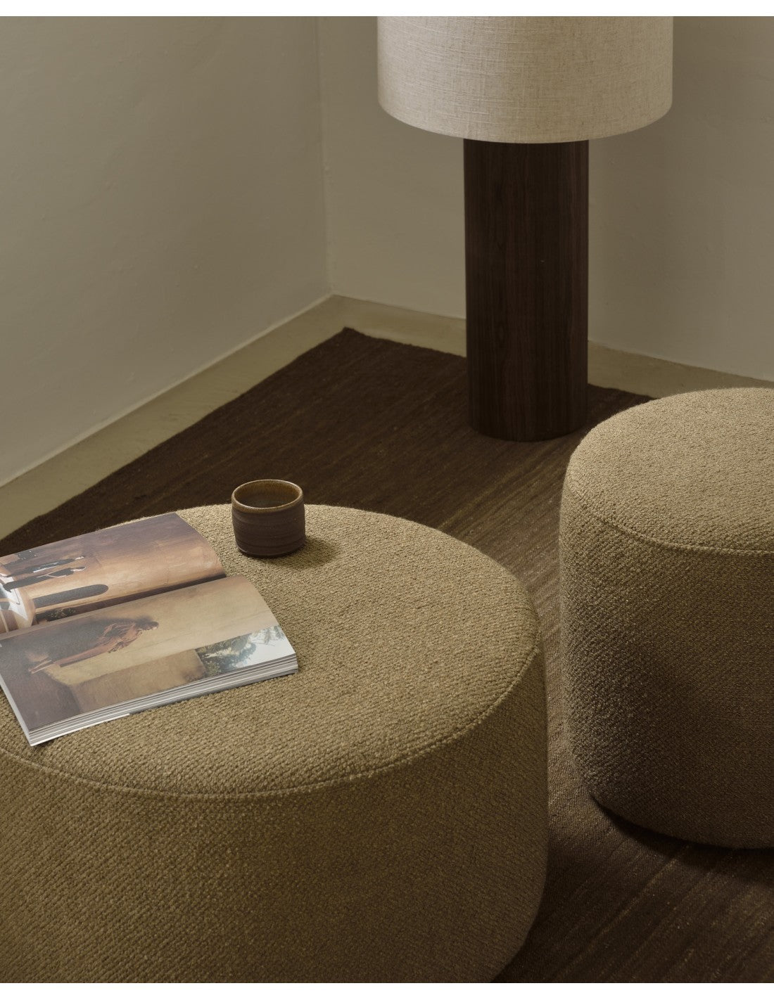 Puf Barrow 60 Jengibre de Ethnicraft - vista lateral | Nomad Interiors