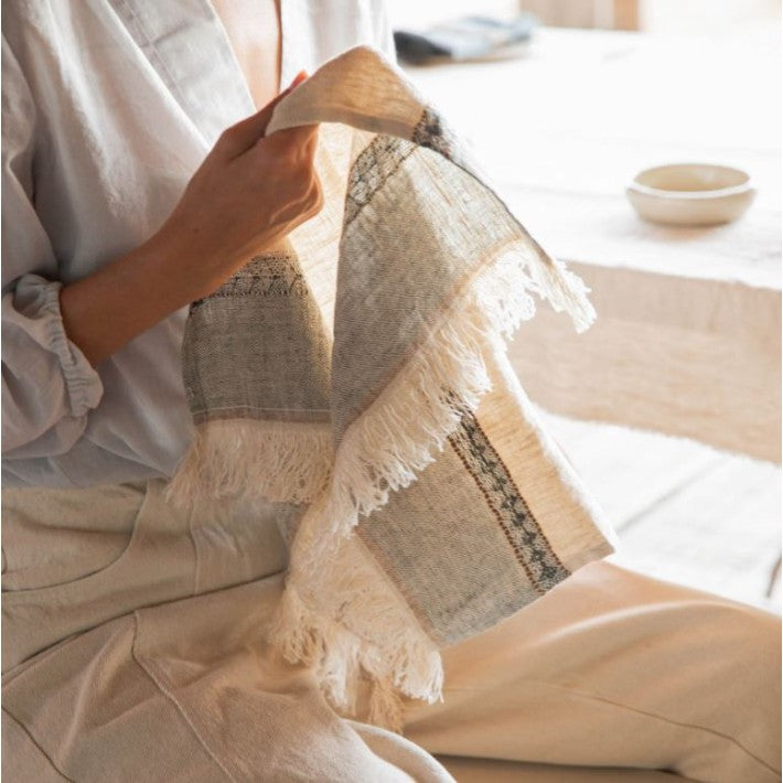 The Belgian Table Napkin Ioulida en lino y cuero de LIBECO - detalle | Nomad Interiors