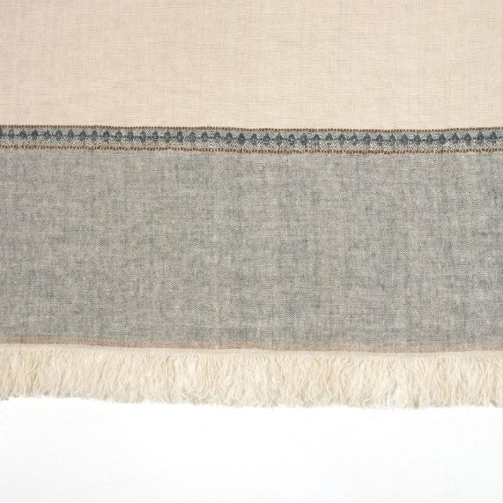 The Belgian Table Throw Ioulida en lino y cuero de LIBECO - vista 6 | Nomad Interiors