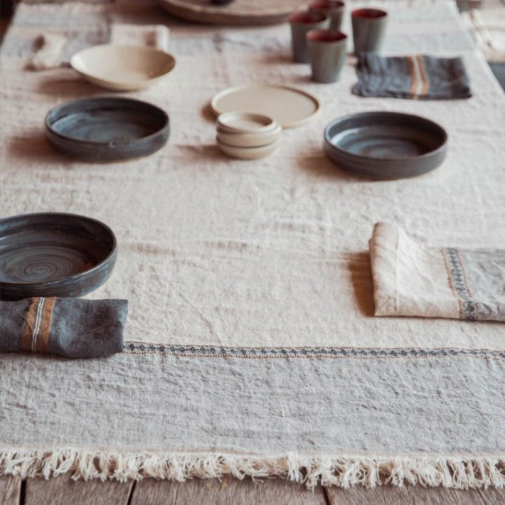 The Belgian Table Throw Ioulida en lino y cuero de LIBECO - textura | Nomad Interiors