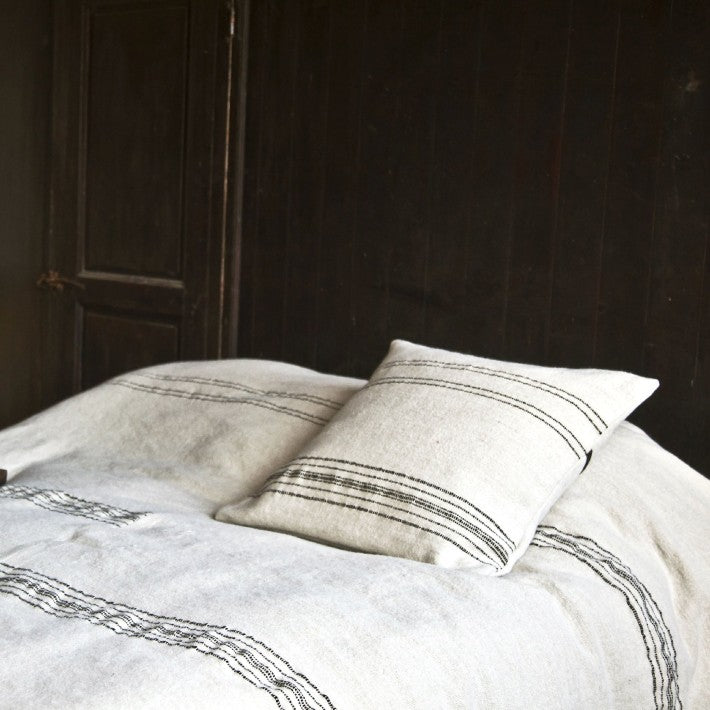 The Moroccan Stripe Pillow - Stripe en lino y lana de Nomad Home - vista lateral