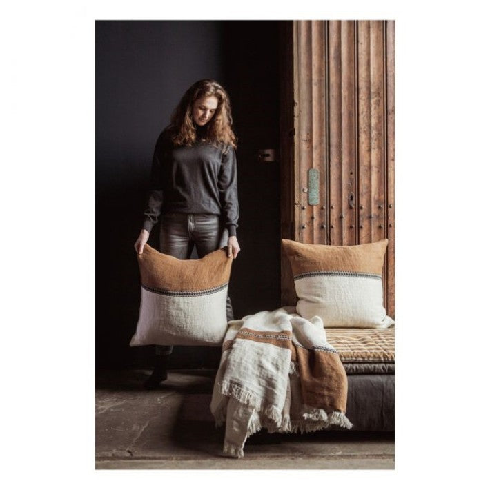 Etienne Pillow Cover Stripe en lino de LIBECO - vista 7 | Nomad Interiors