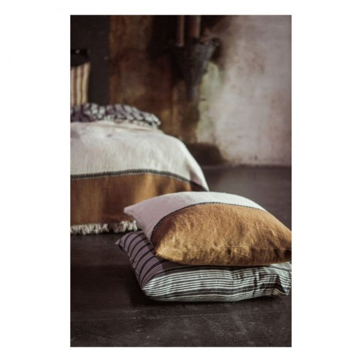 Etienne Pillow Cover Stripe en lino de LIBECO - vista 6 | Nomad Interiors