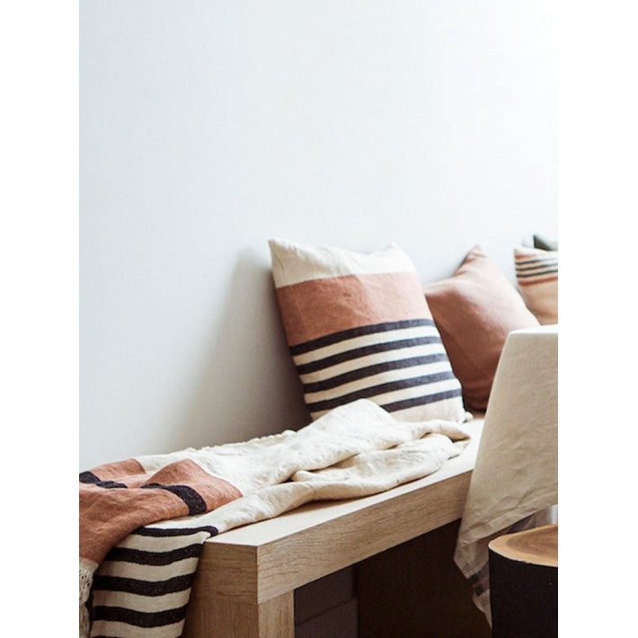 Belgian Pillow Cover Inyo en lino de LIBECO - vista 6 | Nomad Interiors