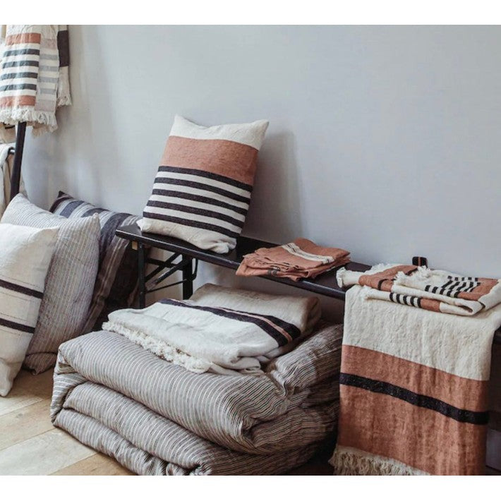 Belgian Pillow Cover Inyo en lino de LIBECO - textura | Nomad Interiors