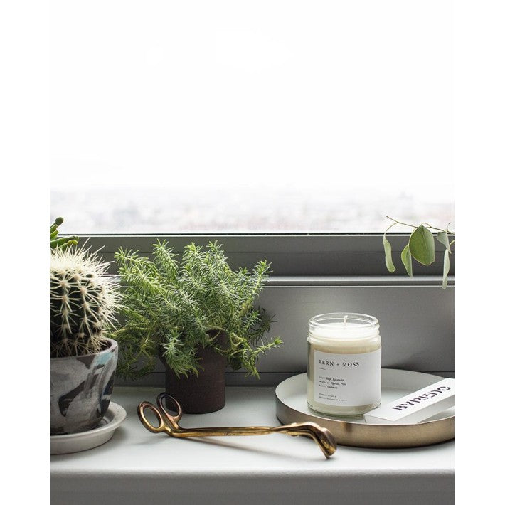 Vela Minimalist Fern + Moss en algodón y madera de Brooklyn Candle Studio - detalle | Nomad Interiors