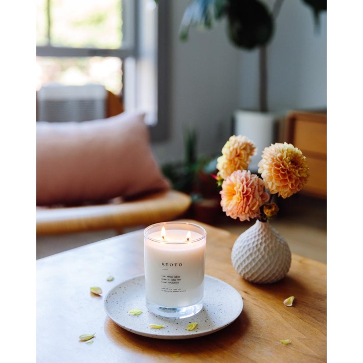 Vela Kyoto en algodón y madera de Brooklyn Candle Studio - ambiente | Nomad Interiors
