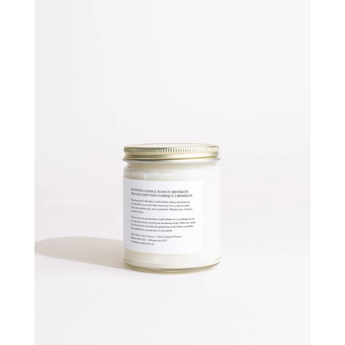 Vela Minimalist Sunday Morning en algodón y madera de Brooklyn Candle Studio - ambiente | Nomad Interiors