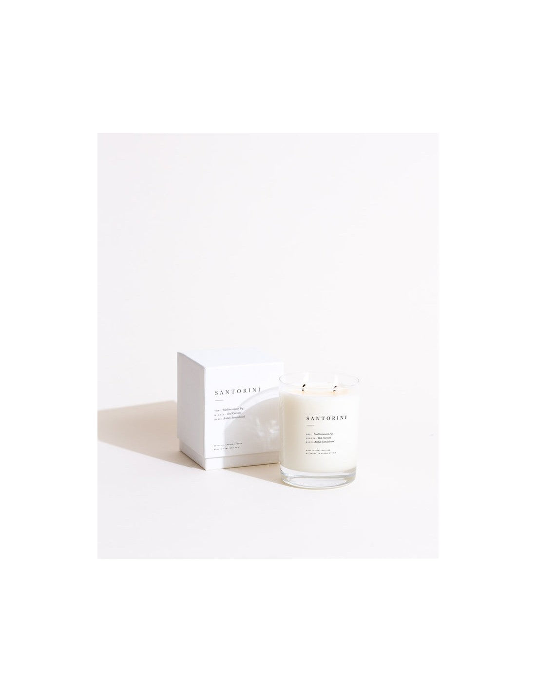 Vela Santorini en algodón y madera de Brooklyn Candle Studio - vista lateral | Nomad Interiors