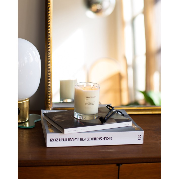 Vela Brooklyn en algodón y cuero de Brooklyn Candle Studio - detalle | Nomad Interiors