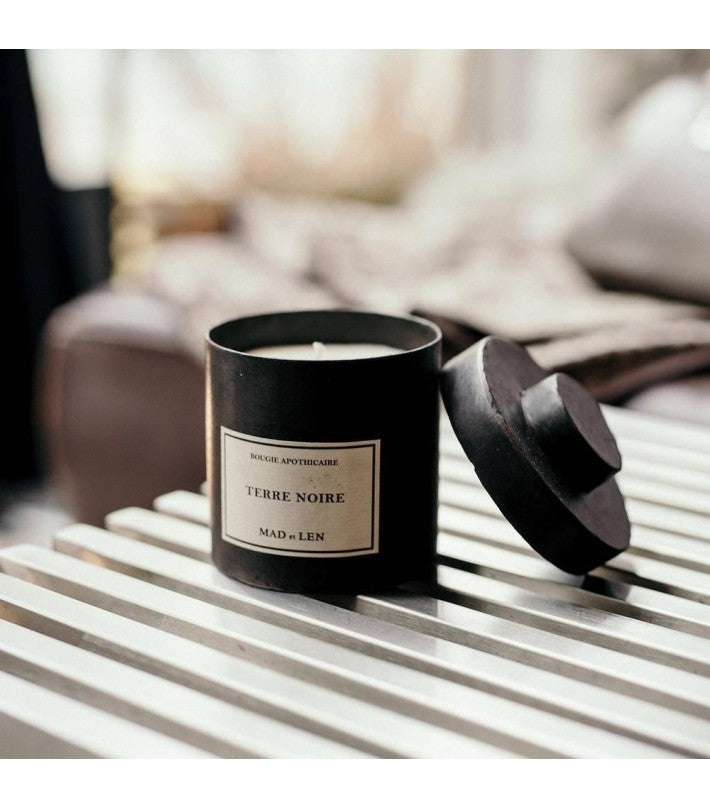 Bougie Apothicaire Terre Noire de MAD ET LEN | Nomad Interiors