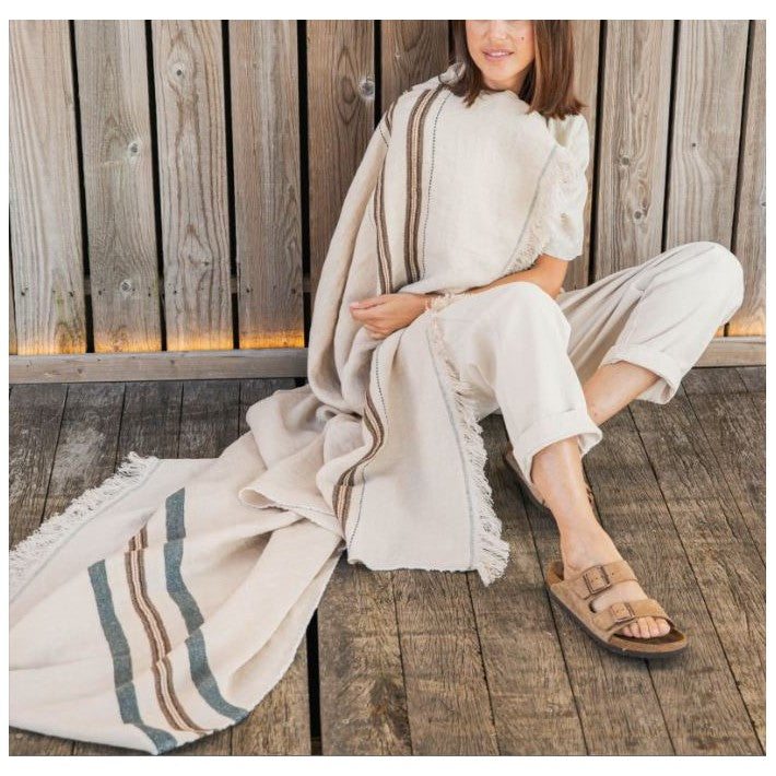 Vourkari Coverlet Stripe en lino y lana de LIBECO - vista lateral | Nomad Interiors