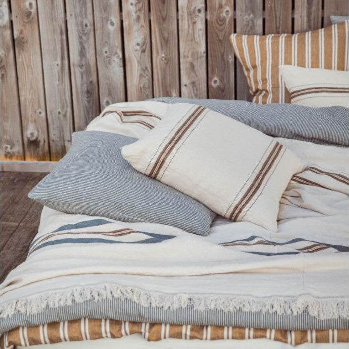 Vourkari Coverlet Stripe en lino y lana de LIBECO - detalle | Nomad Interiors